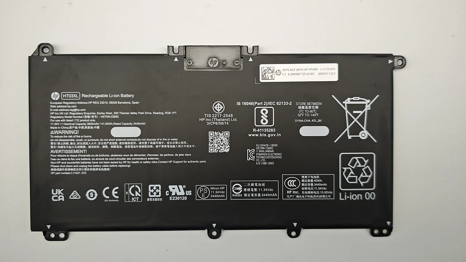 Batería original HP L11119-855 / HT03XL vista frontal con etiqueta “Replace with HP Spare” y marcados técnicos