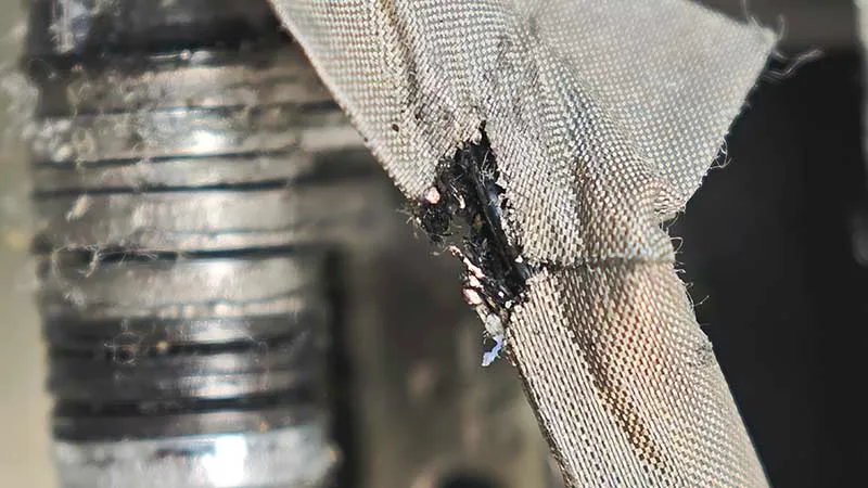 Cable de vídeo flex de portátil dañado por el movimiento de las bisagras.