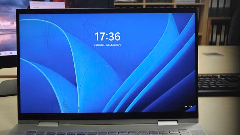 Pantalla táctil de portátil rota con el cristal fracturado.