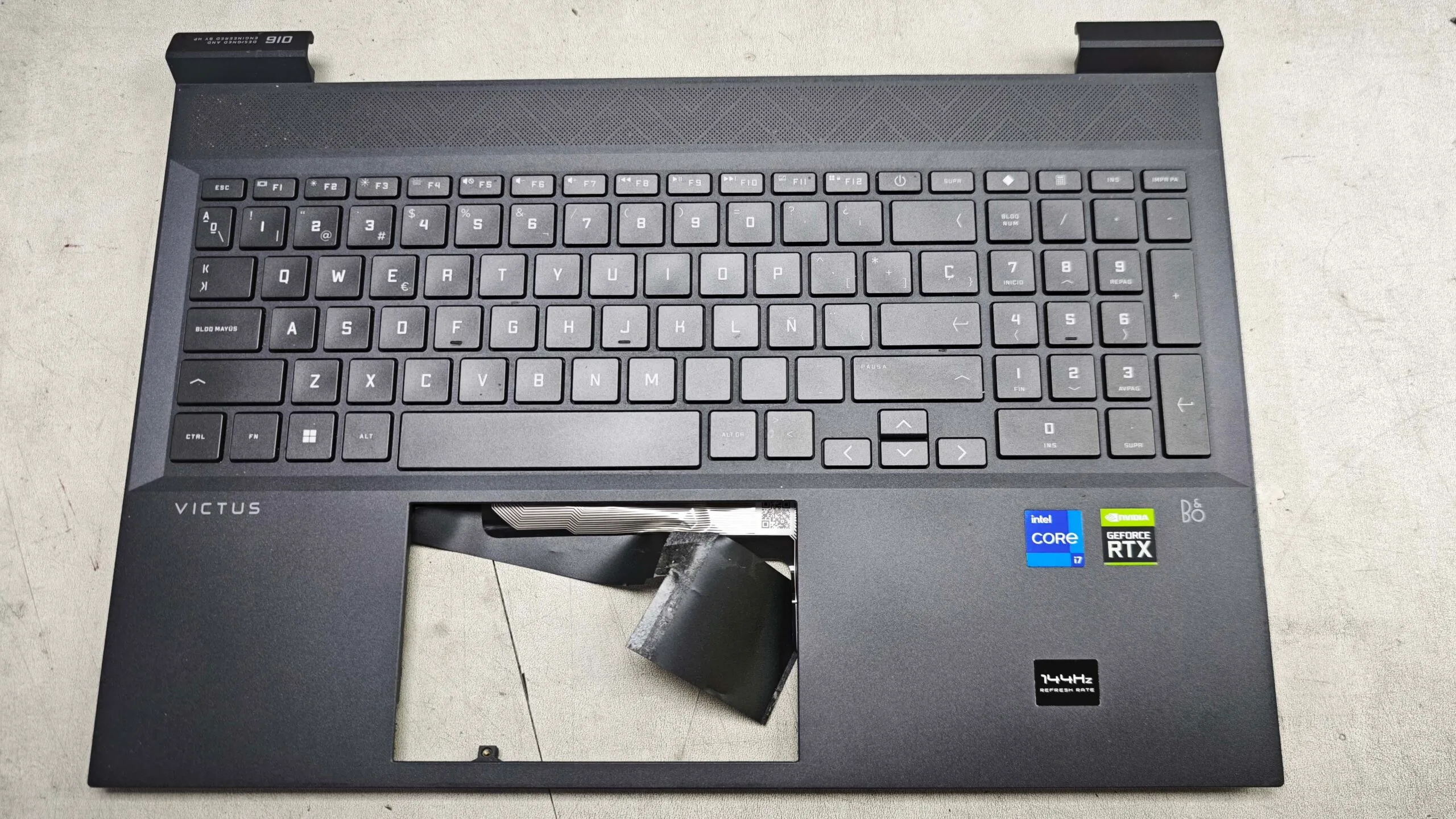 Teclado de portátil siendo reemplazado en laboratorio especializado.